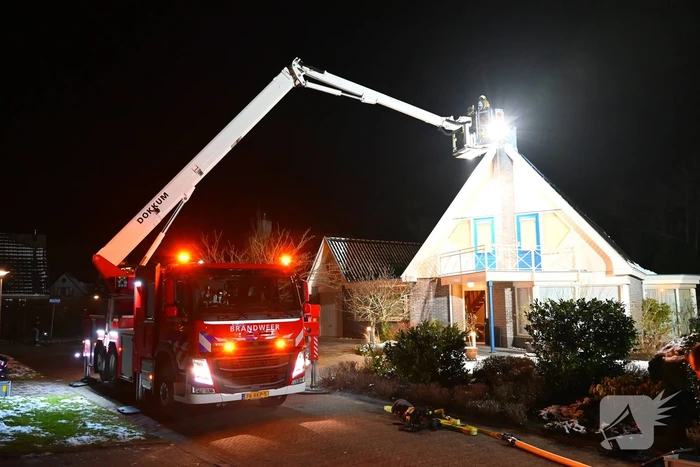 Hoogwerker gaat kapot bij schoorsteenbrand
