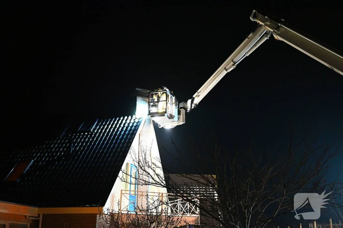 Hoogwerker gaat kapot bij schoorsteenbrand