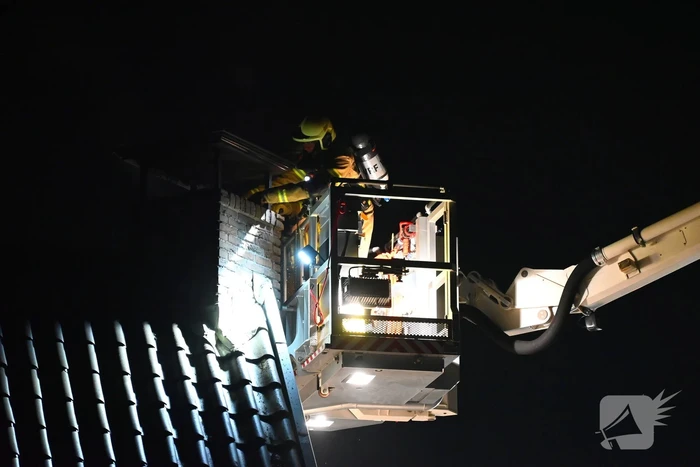 Hoogwerker gaat kapot bij schoorsteenbrand