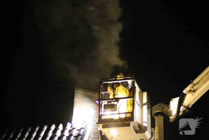 Hoogwerker gaat kapot bij schoorsteenbrand