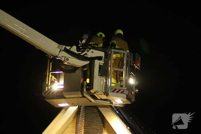 Hoogwerker gaat kapot bij schoorsteenbrand