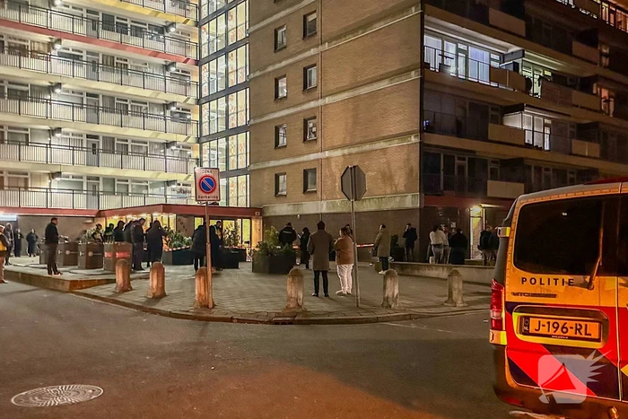 Explosie bij entree flatgebouw