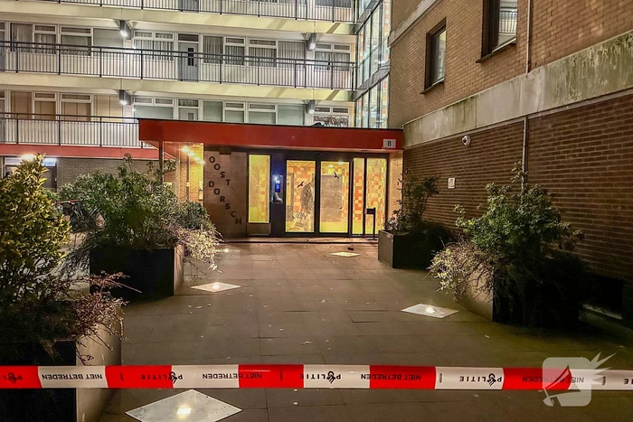 Explosie bij entree flatgebouw