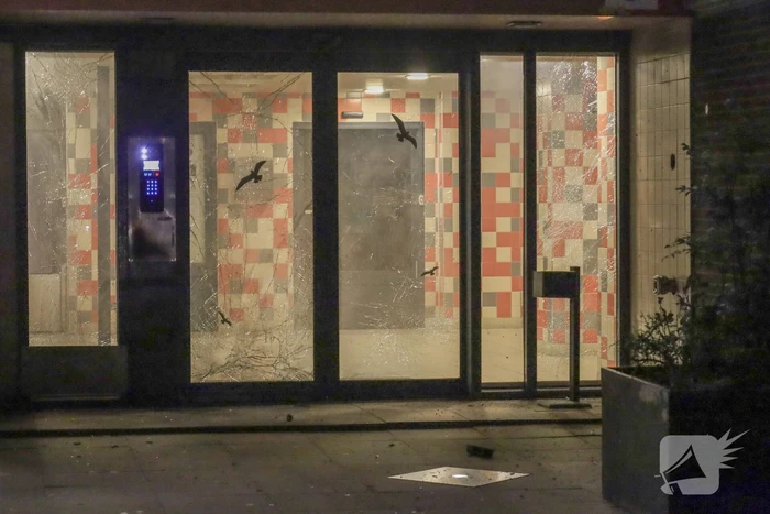Explosie bij entree flatgebouw