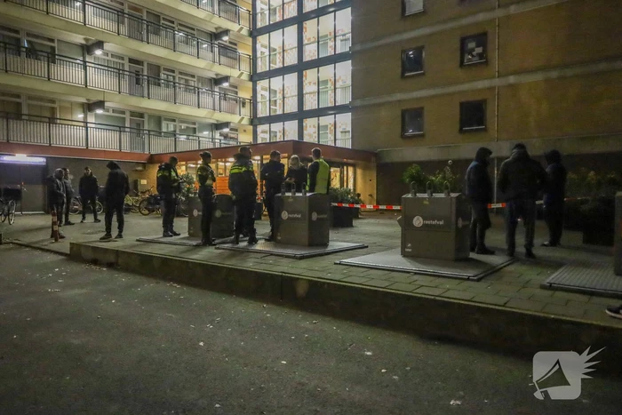 Explosie bij entree flatgebouw