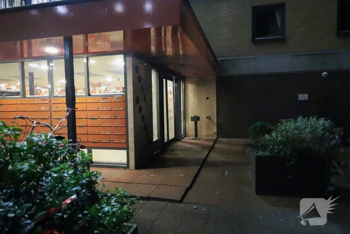 Explosie bij entree flatgebouw