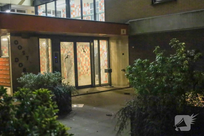 Explosie bij entree flatgebouw