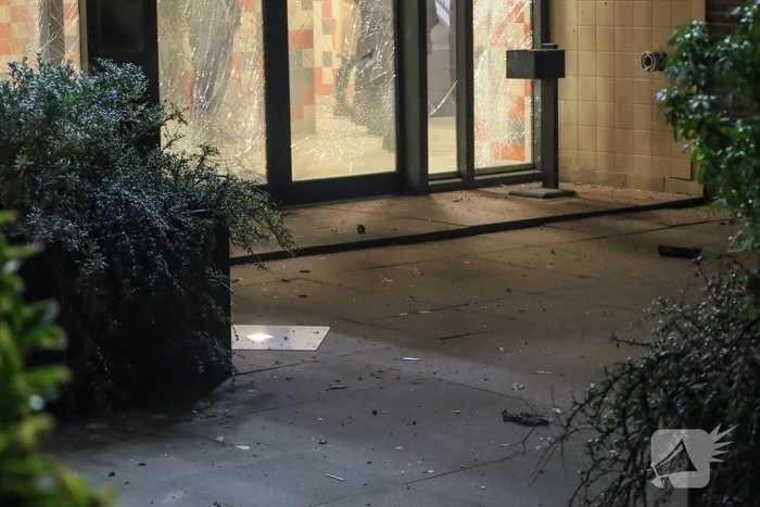 Explosie bij entree flatgebouw