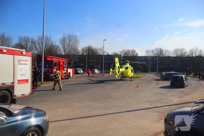 Traumahelikopter landt midden op de weg