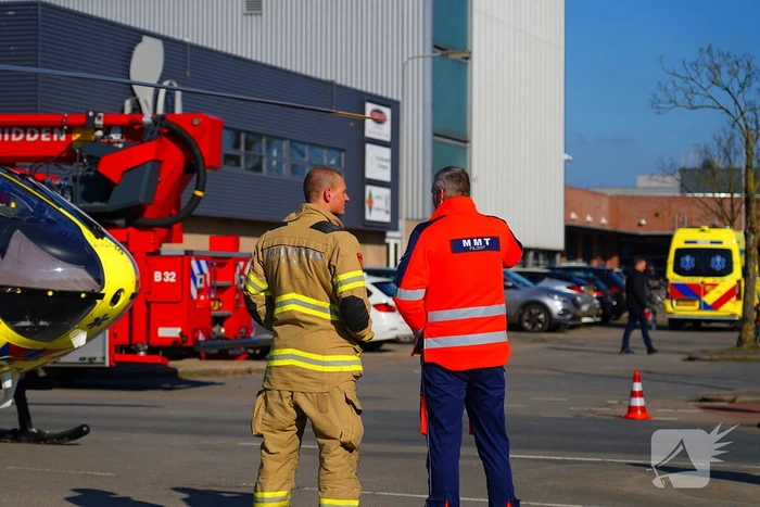 Traumahelikopter landt midden op de weg