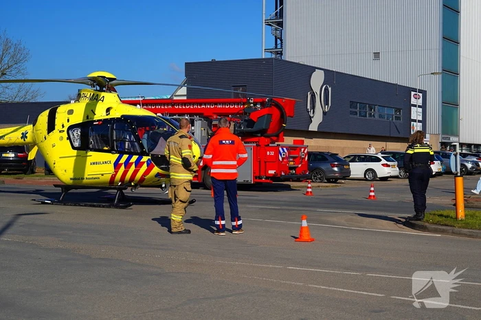 Traumahelikopter landt midden op de weg