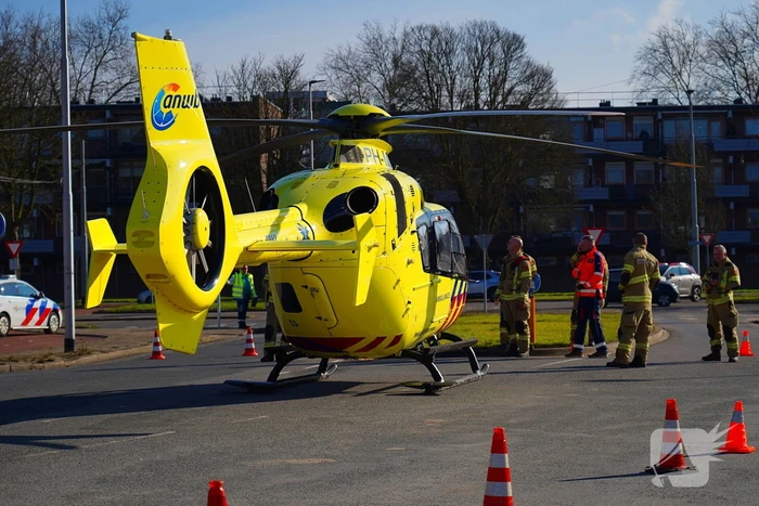 Traumahelikopter landt midden op de weg