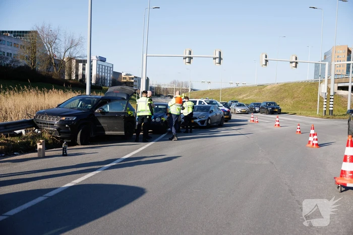Automobilist klapt op vangrail