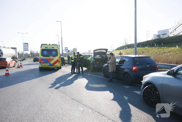 Automobilist klapt op vangrail