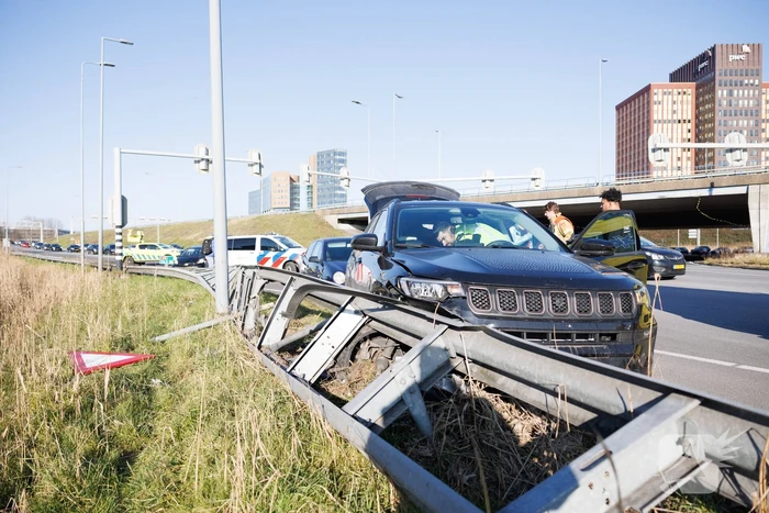 Automobilist klapt op vangrail