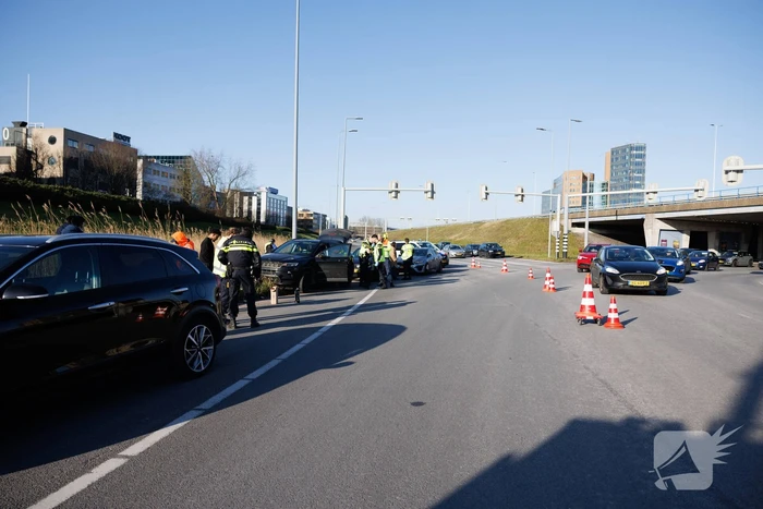 Automobilist klapt op vangrail