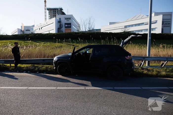 Automobilist klapt op vangrail
