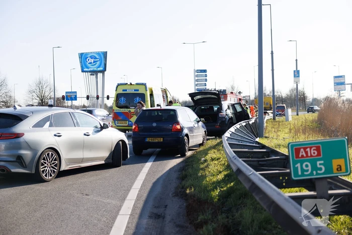 Automobilist klapt op vangrail