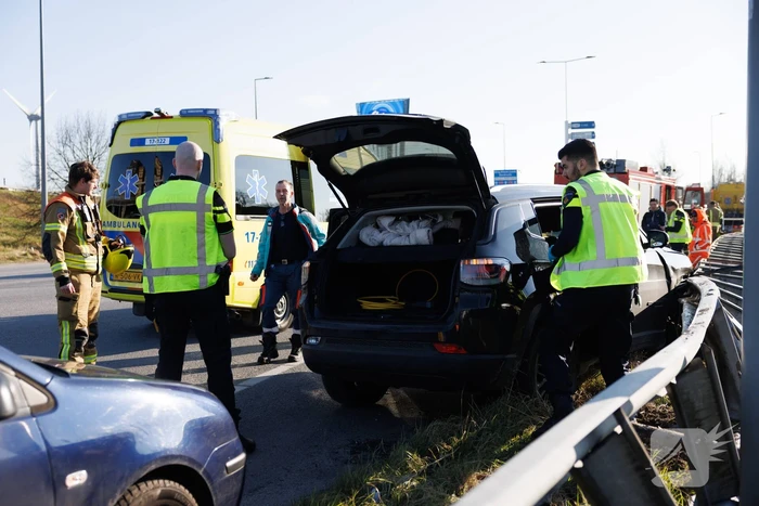 Automobilist klapt op vangrail
