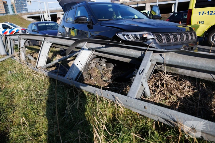 Automobilist klapt op vangrail