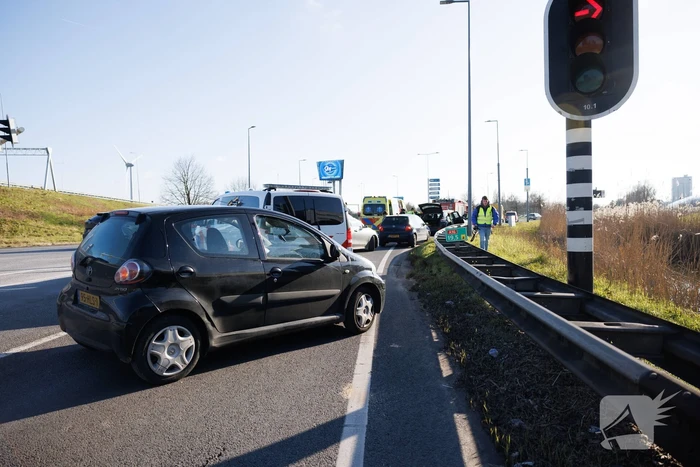 Automobilist klapt op vangrail