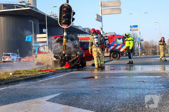 Auto vliegt in brand na ongeval