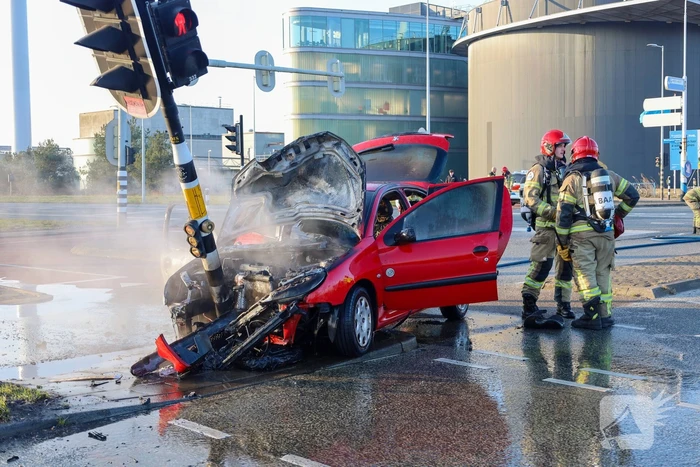 Auto vliegt in brand na ongeval