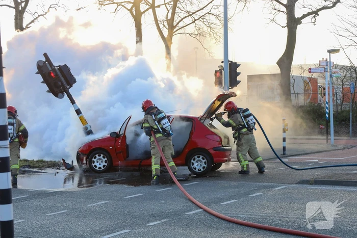 Auto vliegt in brand na ongeval