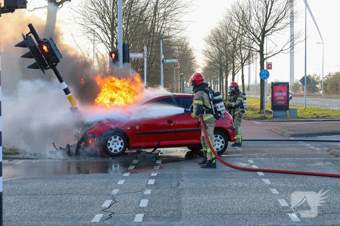 Auto vliegt in brand na ongeval