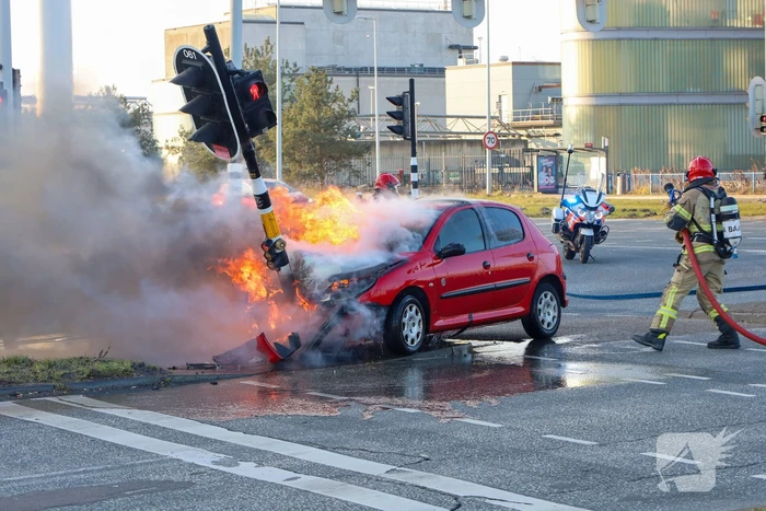 Auto vliegt in brand na ongeval