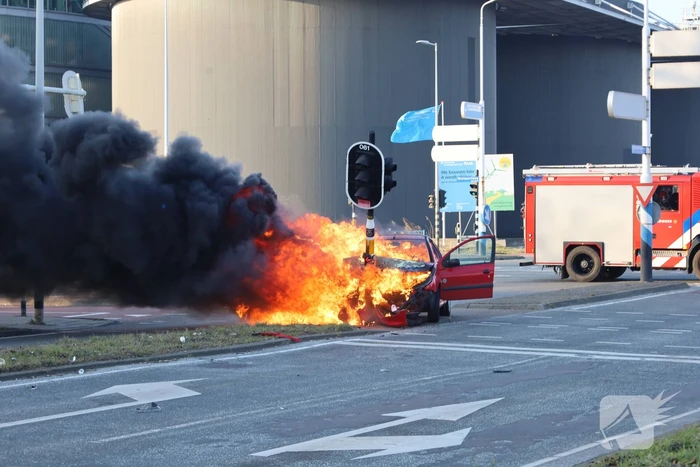 Auto vliegt in brand na ongeval