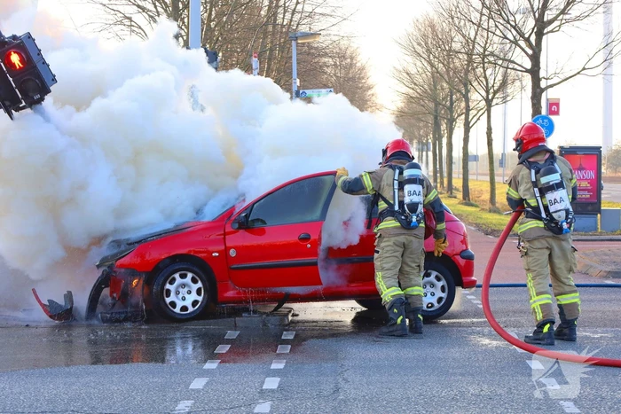Auto vliegt in brand na ongeval