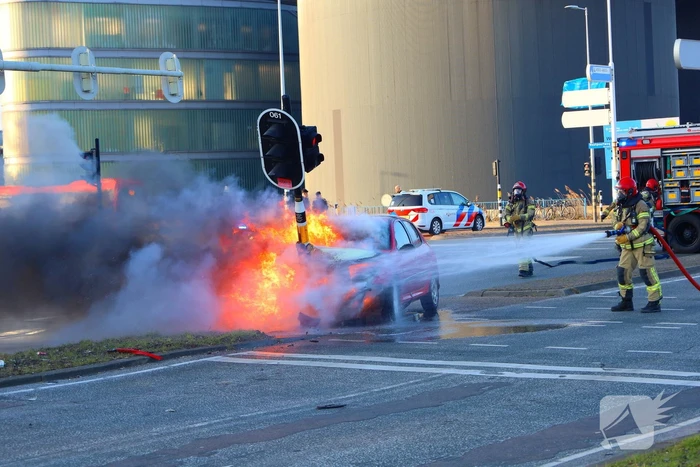 Auto vliegt in brand na ongeval