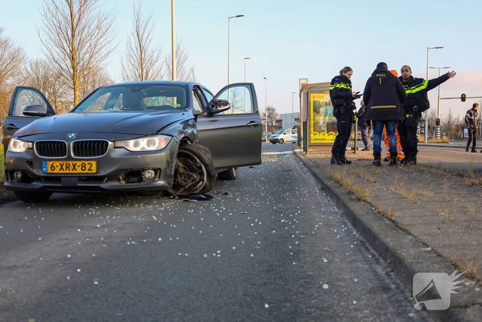 Automobilist verliest macht over stuur en ramt bushokje