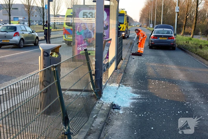 Automobilist verliest macht over stuur en ramt bushokje