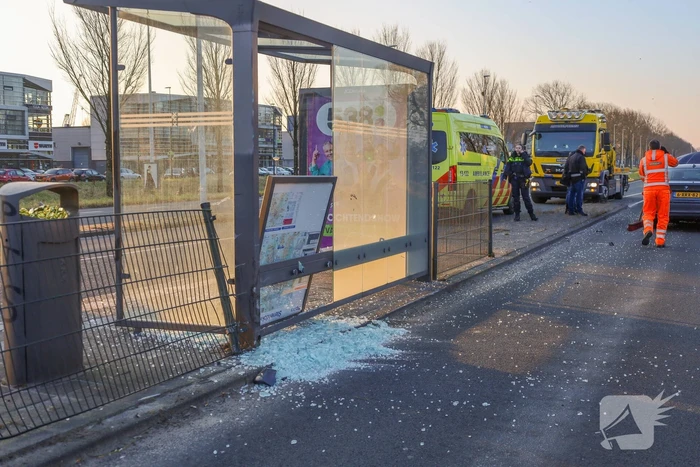 Automobilist verliest macht over stuur en ramt bushokje
