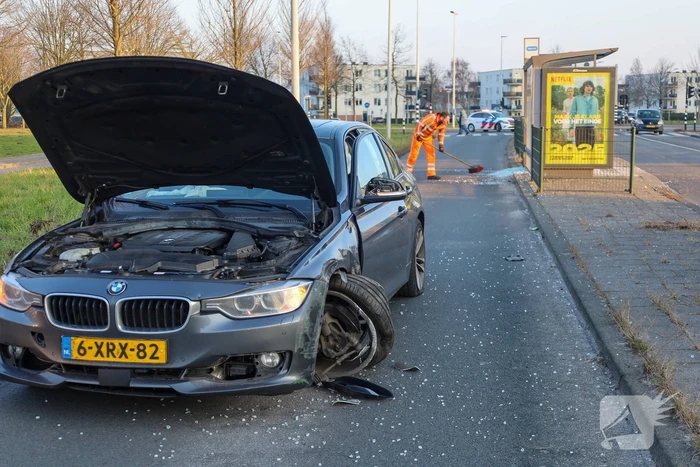 Automobilist verliest macht over stuur en ramt bushokje