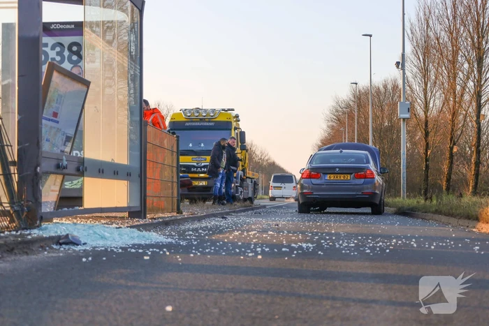 Automobilist verliest macht over stuur en ramt bushokje