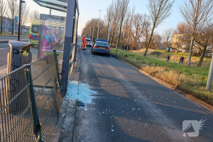 Automobilist verliest macht over stuur en ramt bushokje