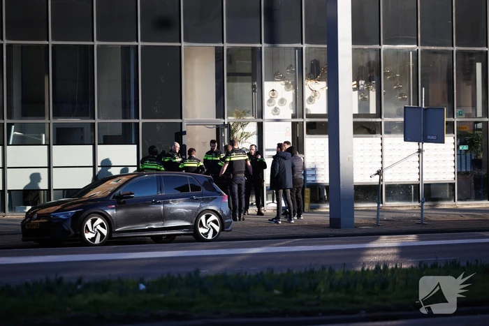 Massale politie-inzet bij gebouw
