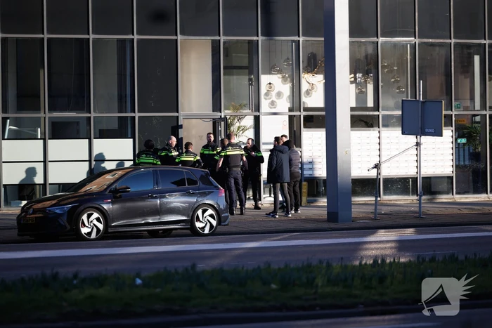 Massale politie-inzet bij gebouw