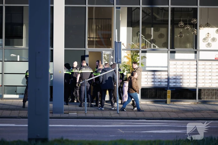 Massale politie-inzet bij gebouw