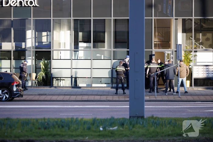 Massale politie-inzet bij gebouw