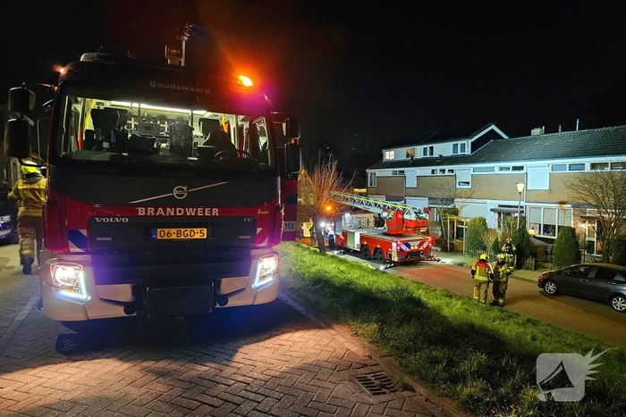 Brandweer veegt schoorsteen na brand