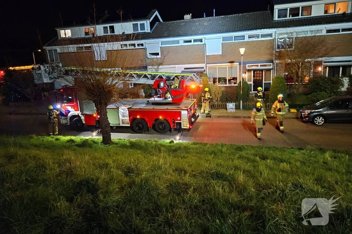Brandweer veegt schoorsteen na brand