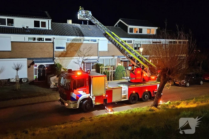 Brandweer veegt schoorsteen na brand