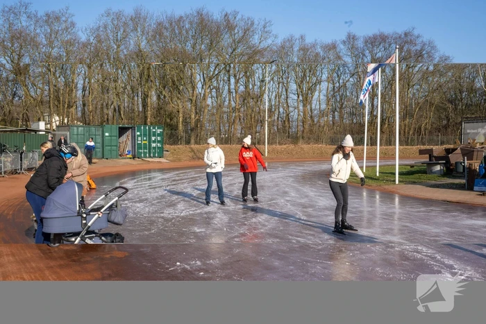 Tennisclub transformeert gravelbanen tot ijsbaan na lange nacht sproeien