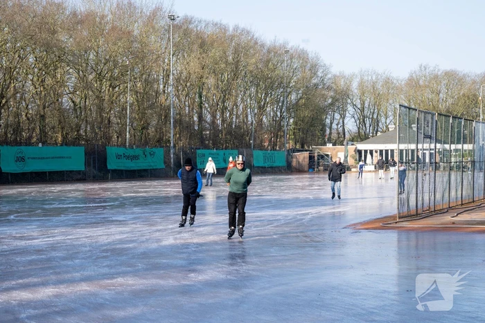 Tennisclub transformeert gravelbanen tot ijsbaan na lange nacht sproeien