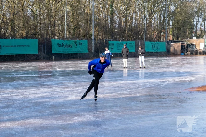 Tennisclub transformeert gravelbanen tot ijsbaan na lange nacht sproeien