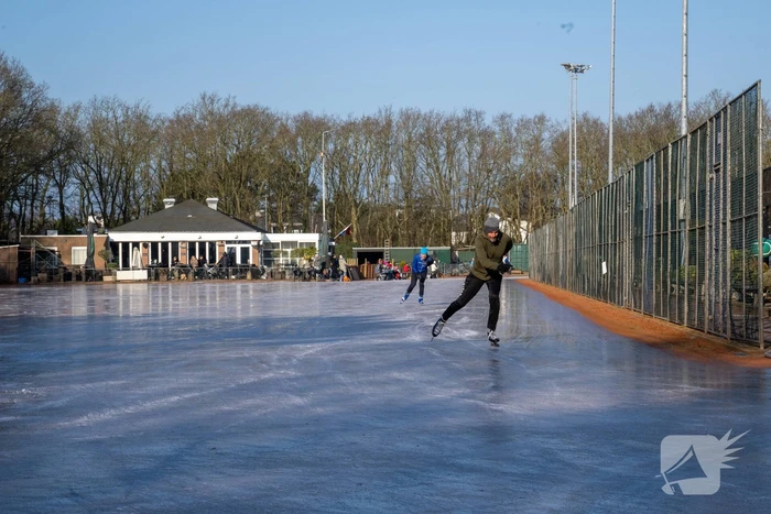 Tennisclub transformeert gravelbanen tot ijsbaan na lange nacht sproeien